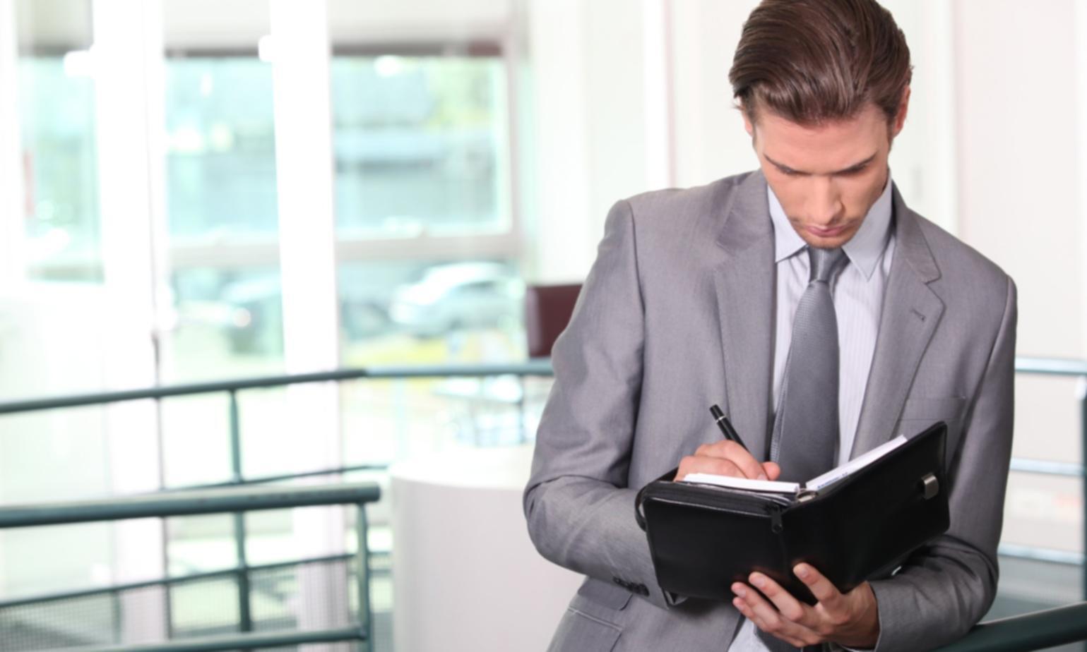 Finanzielle Planung in Aktion mit strukturierten Unterlagen